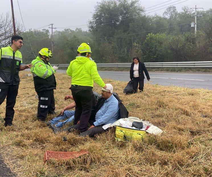 Vuelca camioneta en Montemorelos Vuelca camioneta en Montemorelos