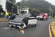 Vuelca camioneta de lujo en San Pedro Vuelca camioneta de lujo en San Pedro