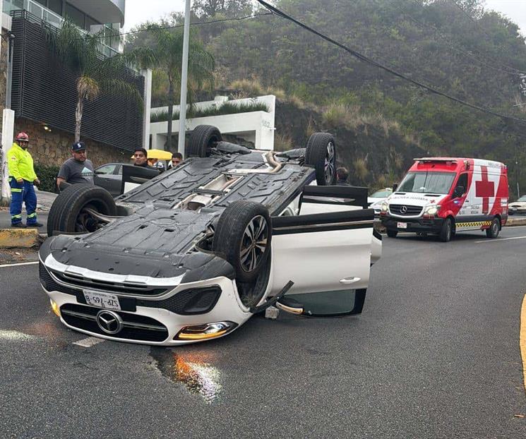 Vuelca camioneta de lujo en San Pedro