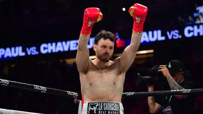 Domina Chávez Jr. a Sacco por nocaut técnico Domina Chávez Jr. a Sacco por nocaut técnico