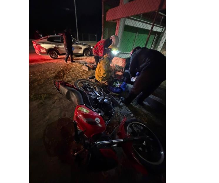 Derrapa motociclista y resulta lesionado