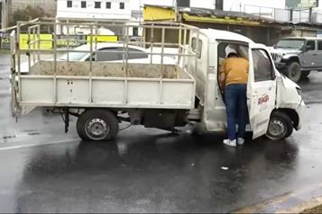 Estrella camioneta contra &aacute;rbol