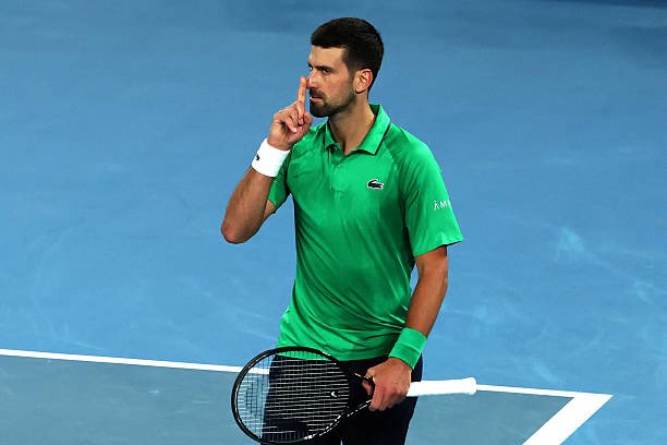 Se lesiona Mensik y avanza Djokovic en Australia