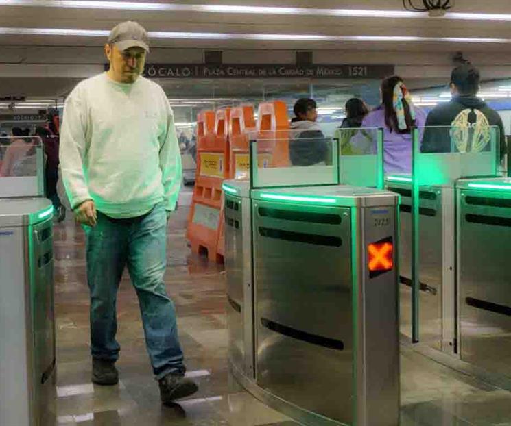 Entran en funcionamiento nuevas puertas en estaci&oacute;n Z&oacute;calo del Metro