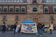 Extrabajadores de AHMSA instalan plantón indefinido en el Zócalo Extrabajadores de AHMSA instalan plantón indefinido en el Zócalo