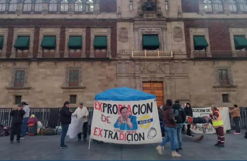 Extrabajadores de AHMSA instalan plant&oacute;n indefinido en el Z&oacute;calo