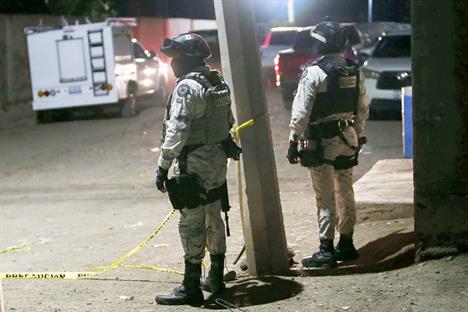 Irrumpen cancha de futbol en Salamanca; matan a 11