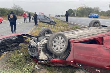 Lesionan volcaduras a dos