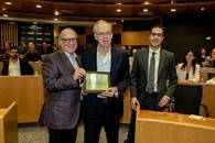 Honra UDEM la huella y liderazgo de Azc&uacute;naga Guerra