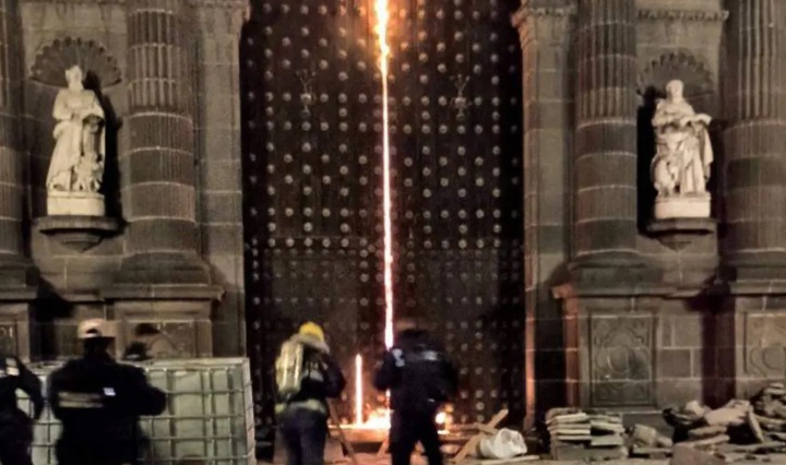 INAH inicia dictamen tras el incendio en la Catedral de Puebla