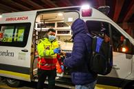 Reparten bebidas calientes en calles de Santiago