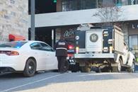 Muere tras caer de segundo piso de plaza comercial en Cumbres