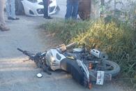 Resulta herido al chocar en su moto