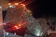 Impacta tr&aacute;iler contra muro de puente