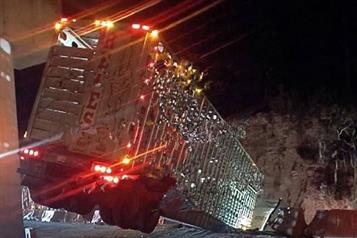 Impacta tr&aacute;iler contra muro de puente