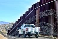 Balean a presunto traficante de migrantes en la frontera