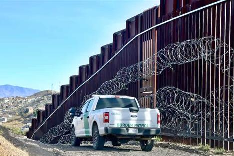 Balean a presunto traficante de migrantes en la frontera