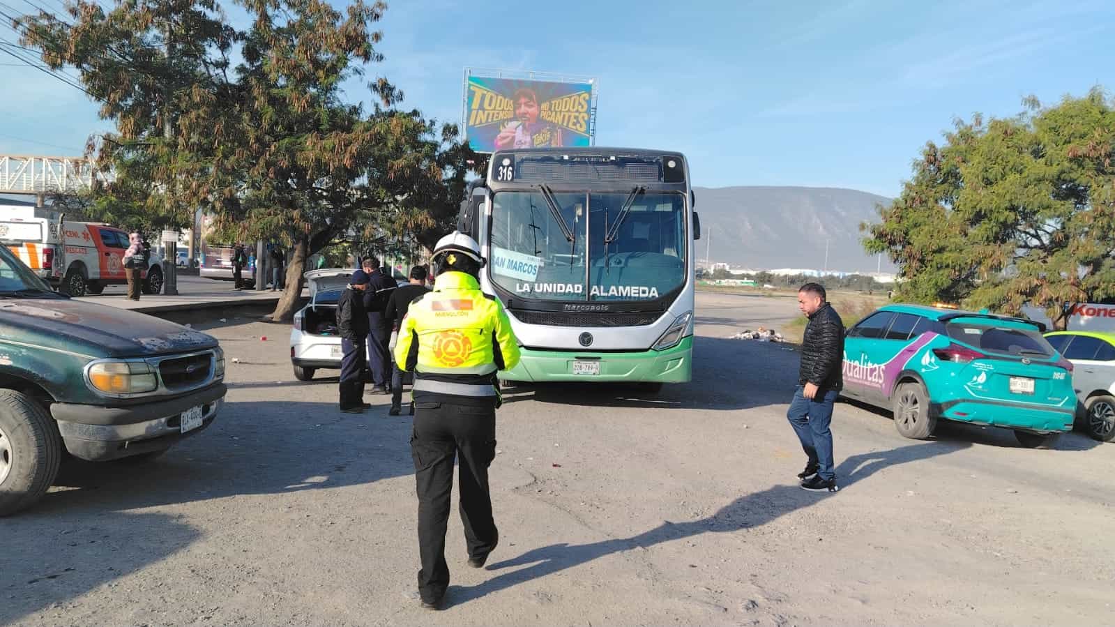 El choque de un transporte urbano de la Ruta 232 y un veh&iacute;culo particular alert&oacute; a elementos de auxilio, ayer a la altura de la Estaci&oacute;n Sendero del Metro, en el municipio de Escobedo.