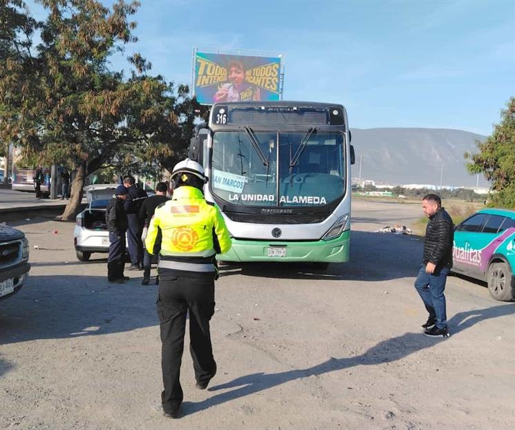 Chocan cami&oacute;n y auto