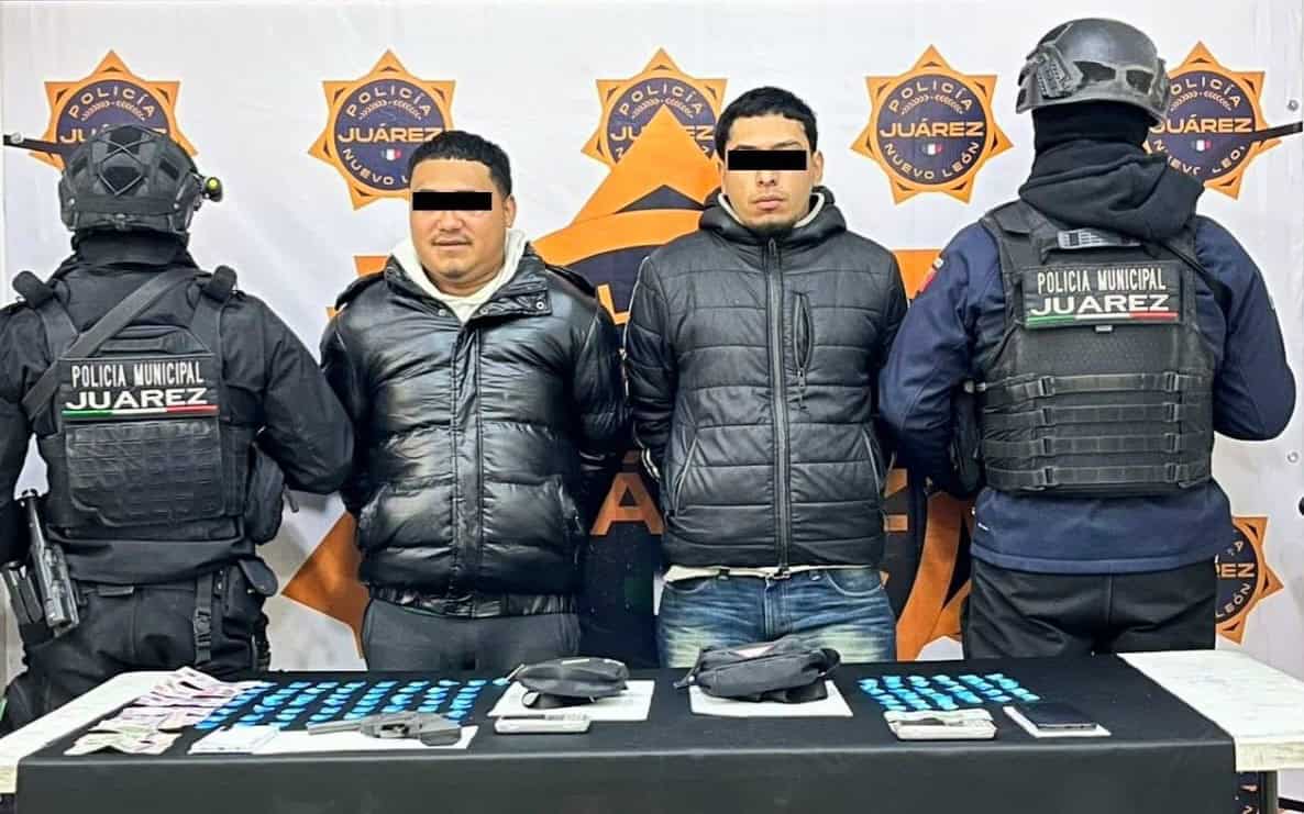 Dos hombres fueron detenidos con droga luego de una intervenci&oacute;n de la polic&iacute;a registrada en la Colonia Lomas de Santa M&oacute;nica, donde adem&aacute;s se asegur&oacute; una r&eacute;plica de arma corta, dinero en efectivo y una motocicleta, en el municipio de Ju&aacute;rez.