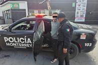 Roba caja registradora a punta de tijeras