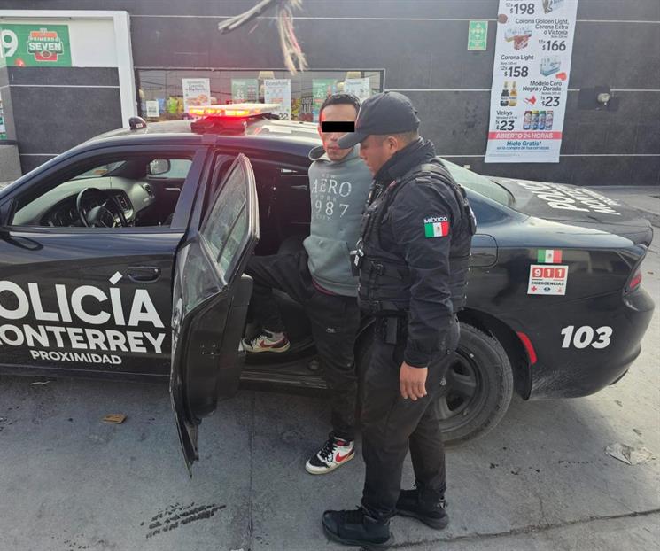Roba caja registradora a punta de tijeras