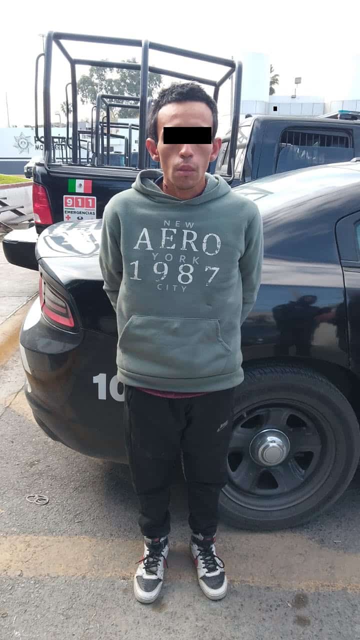 Luego de presuntamente robarse la caja registradora con mil 805 pesos en efectivo de una tienda de conveniencia, amenazando a la empleada con unas tijeras, un joven fue detenido por oficiales de la Polic&iacute;a de Monterrey, en la Colonia Sarabia.
