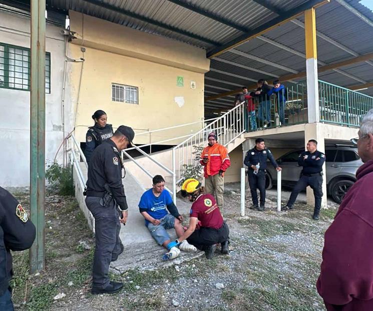Escala cerro por manda y sufre ca&iacute;da