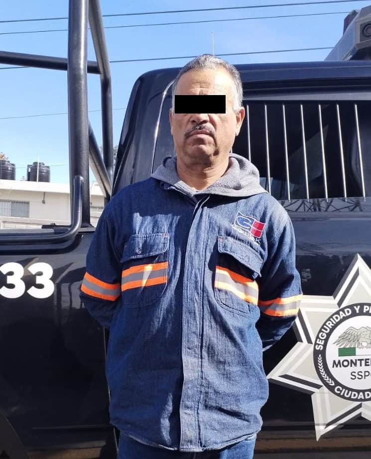 Un hombre fue detenido por oficiales de la Polic&iacute;a de Monterrey, al ser sorprendido presuntamente tirando varias tablas de madera en un terreno bald&iacute;o, en la colonia Independencia.