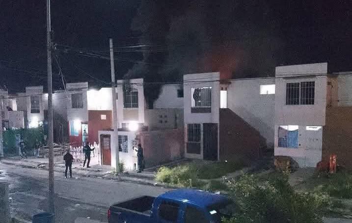 Rescatan a dos mascotas en incendios