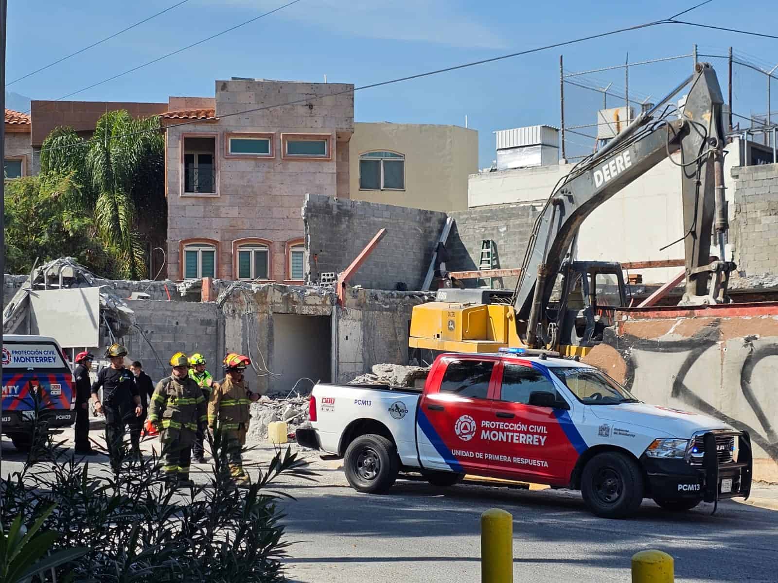 En el momento en que realizaba labores de demolici&oacute;n en una construcci&oacute;n, un trabajador muri&oacute; aplastado, ayer al sur del municipio de Monterrey.