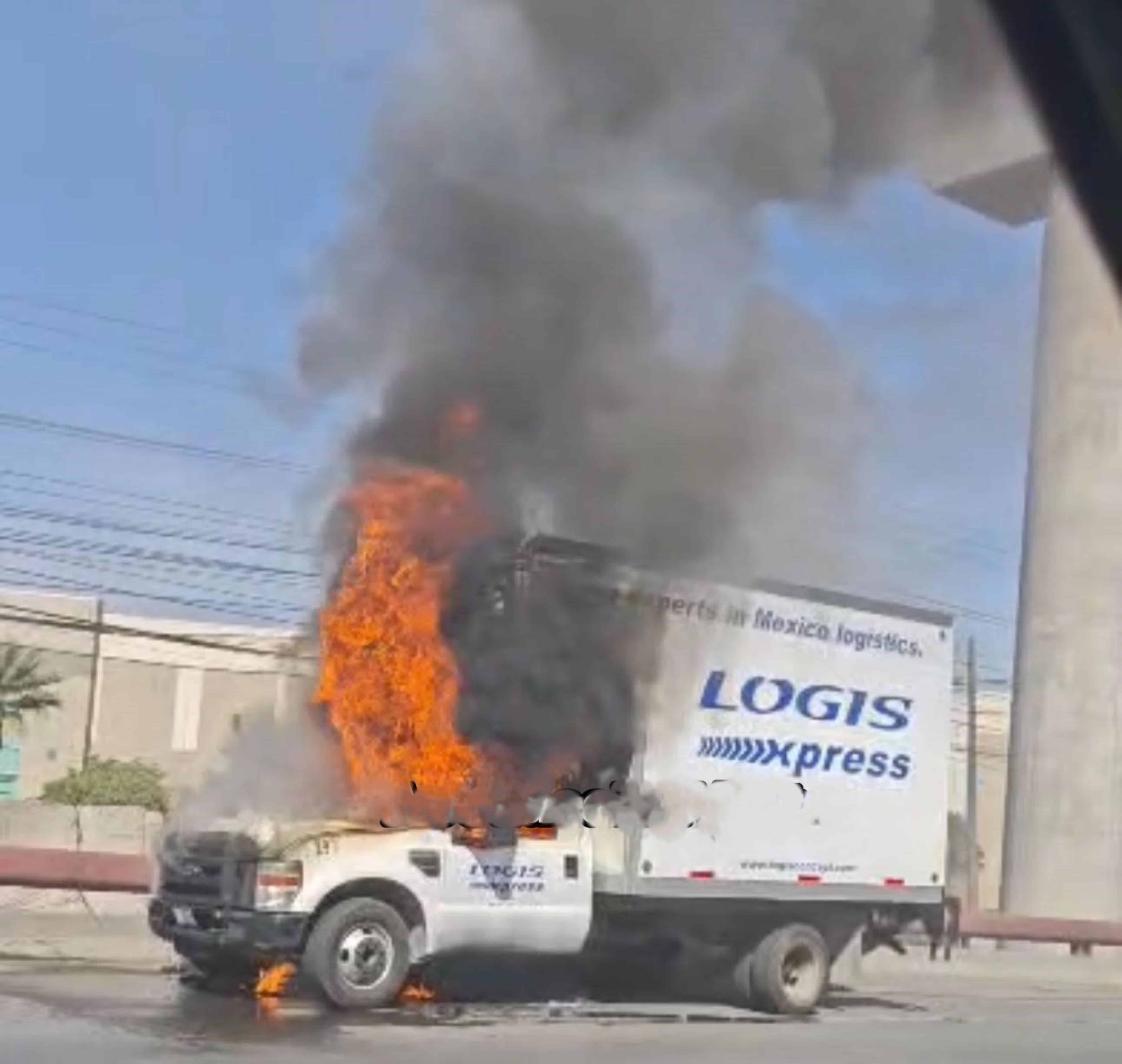 Un cami&oacute;n de tres y media toneladas se incendi&oacute; cuando circulaba sobre la carretera Miguel Alem&aacute;n, a la altura del Parque Industrial Prologis en Apodaca.