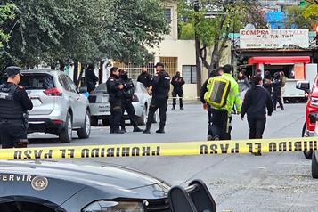 Dejan cuerpo emplayado en auto abandonado al sur de Monterrey