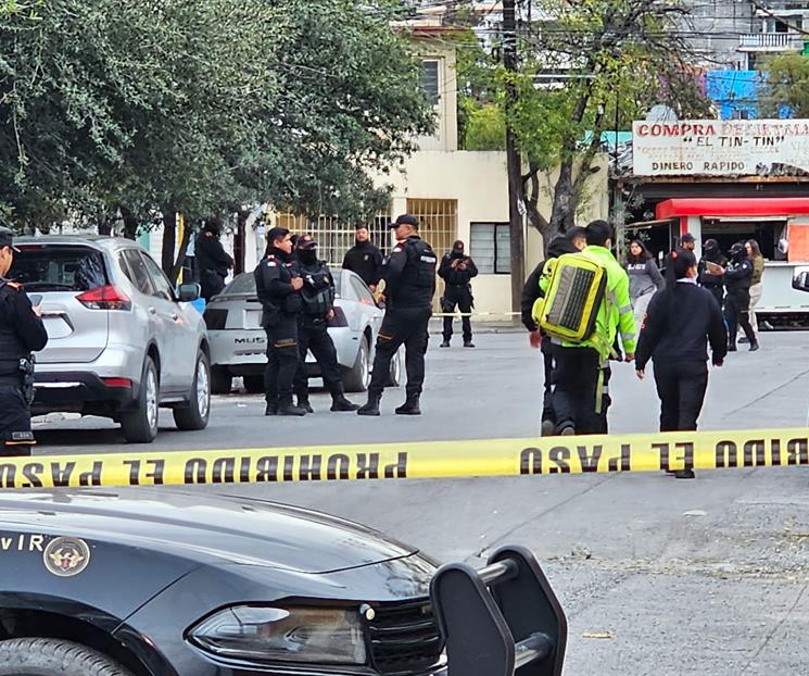 Dejan cuerpo emplayado en auto abandonado al sur de Monterrey