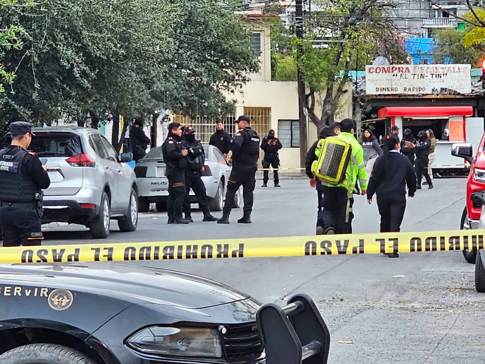 El cuerpo de una persona fue ejecutado, emplayado y con cinta negra en el rostro y su cuerpo fue abandonado dentro de un veh&iacute;culo, al sur de Monterrey.