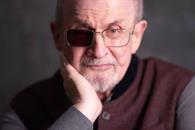 Es un momento muy oscuro en la vida p&uacute;blica de EU: Salman Rushdie