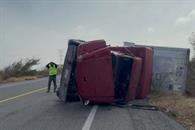 Vientos del Frente Fr&iacute;o 32 provocan volcadura de tr&aacute;iler en Oaxaca