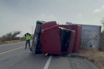 Vientos del Frente Fr&iacute;o 32 provocan volcadura de tr&aacute;iler en Oaxaca