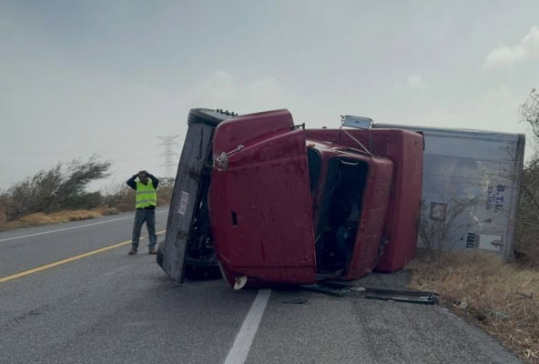 Vientos del Frente Fr&iacute;o 32 provocan volcadura de tr&aacute;iler en Oaxaca