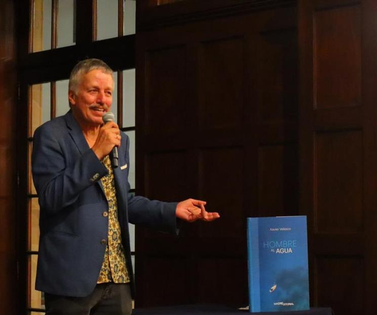 Hombre al agua, novela de Xavier Velasco Hombre al agua, novela de Xavier Velasco