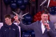 Despiden miles a los Patriotas previo a viaje a California