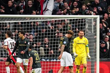 Gana el PSV y se alejan en la cima del futbol holand&eacute;s
