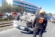 Resulta herida pasajera de taxi tras choque y volcadura