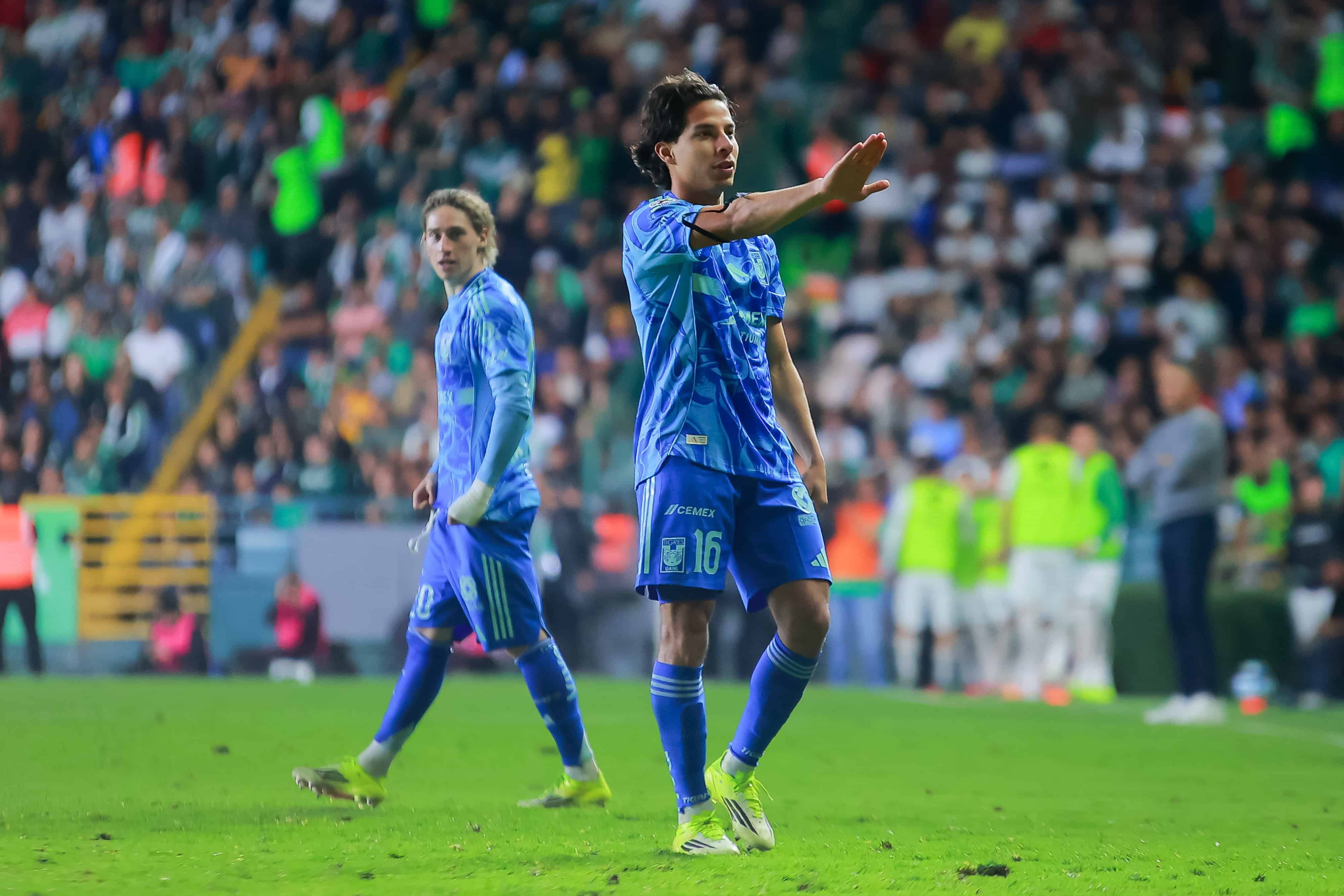 Diego Lainez hace el 2-1.