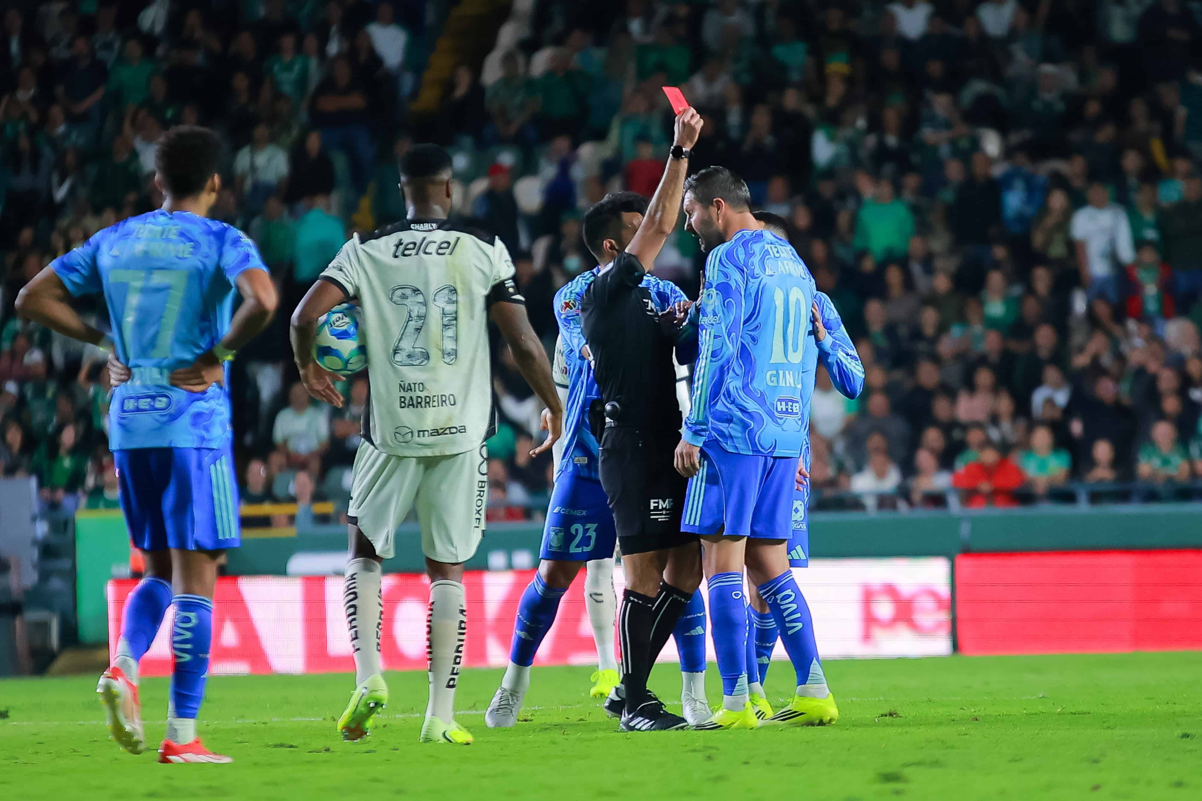 Andr&eacute; Pierre Gignac es expulsado por primera vez en la Liga MX.