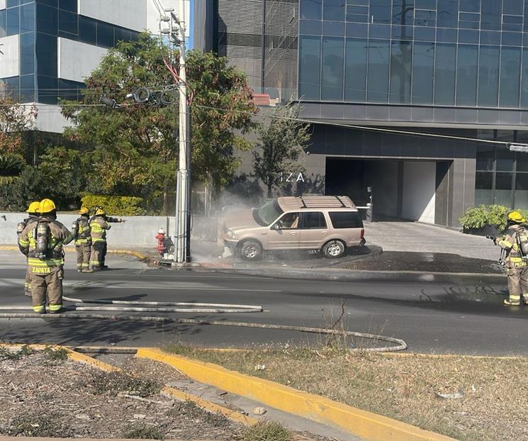 Evacuan a 90 personas tras choque y fuga de gas en Monterrey