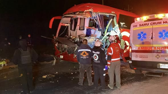 Deja choque de autob&uacute;s 20 lesionados