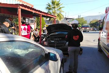 Muere mec&aacute;nico tras caerle auto encima