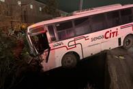 Impacta caja de tr&aacute;iler y termina en canal