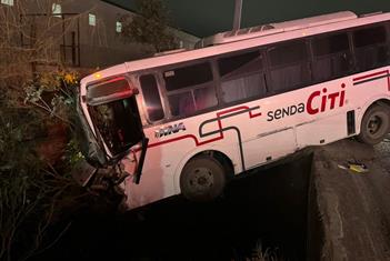 Impacta caja de tráiler y termina en canal Impacta caja de tráiler y termina en canal